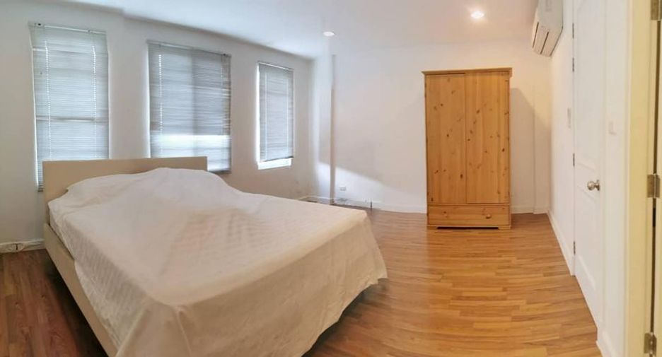 For rent 3 bedrooms townhouse in Bang Kapi, Bangkok