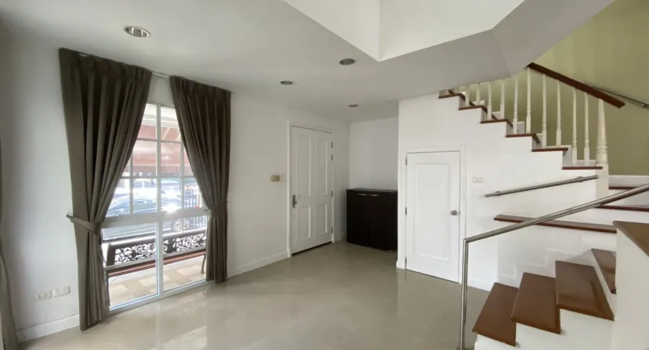 For rent 3 bedrooms townhouse in Bang Kapi, Bangkok