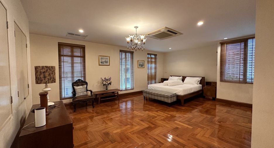 For rent 3 bedrooms condo in Khlong Toei, Bangkok