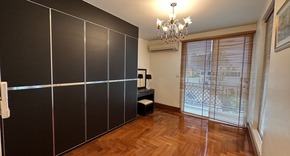 For rent 3 bedrooms condo in Khlong Toei, Bangkok