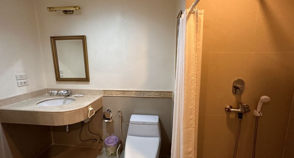 For rent 3 bedrooms condo in Khlong Toei, Bangkok