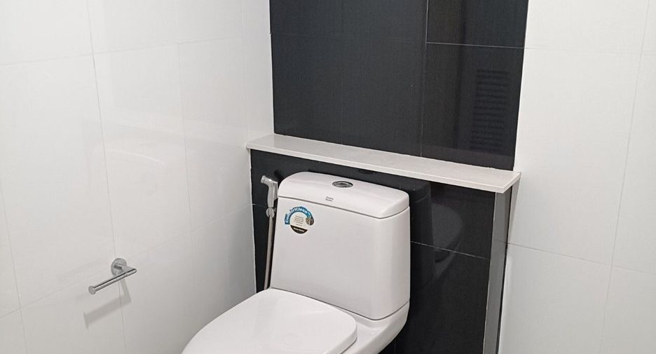 For rent 3 bedrooms townhouse in Lat Phrao, Bangkok