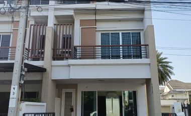 For rent 3 bedrooms townhouse in Lat Phrao, Bangkok