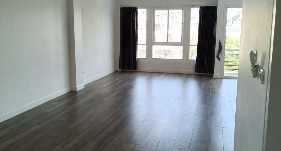 For rent 3 bedrooms townhouse in Lat Phrao, Bangkok