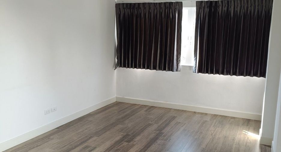 For rent 3 bedrooms townhouse in Lat Phrao, Bangkok