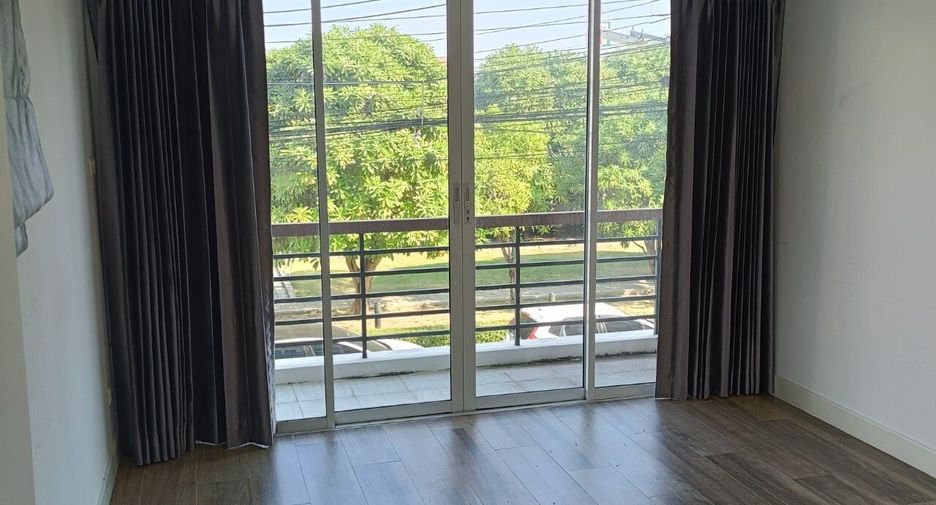 For rent 3 bedrooms townhouse in Lat Phrao, Bangkok
