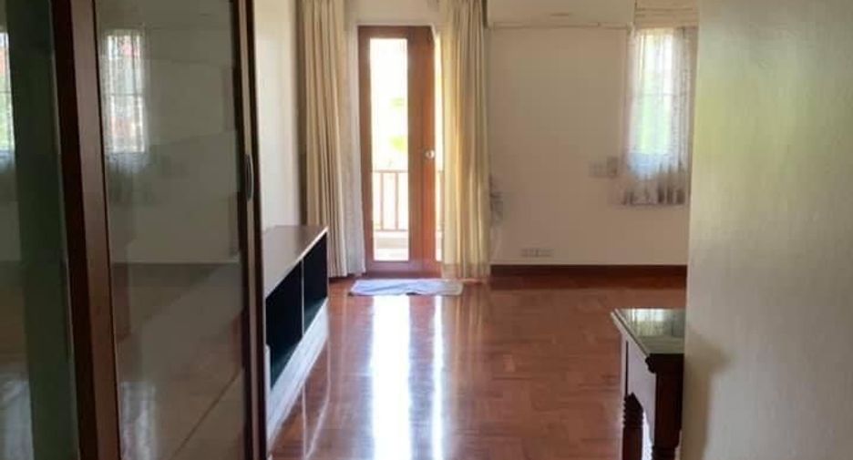 For rent 4 bedrooms townhouse in Watthana, Bangkok