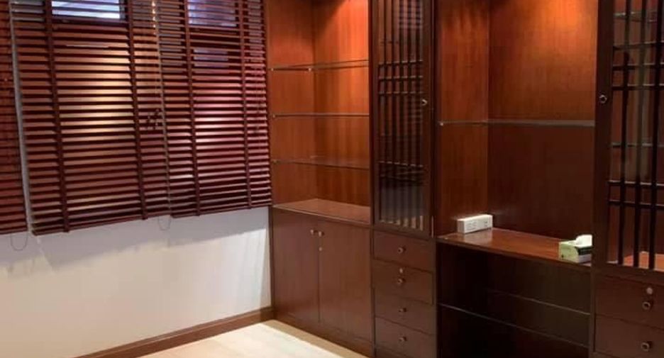 For rent 4 bedrooms townhouse in Watthana, Bangkok