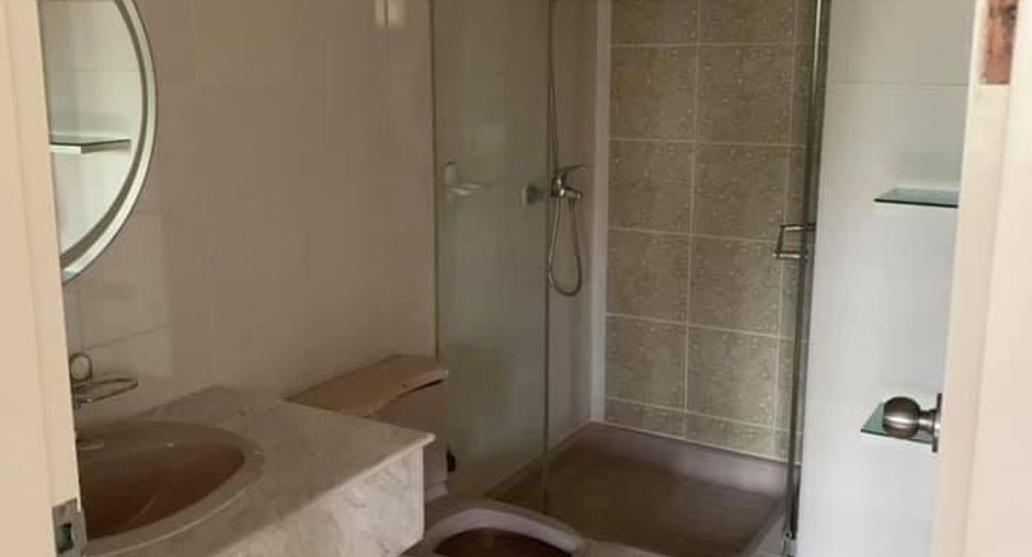 For rent 4 bedrooms townhouse in Watthana, Bangkok