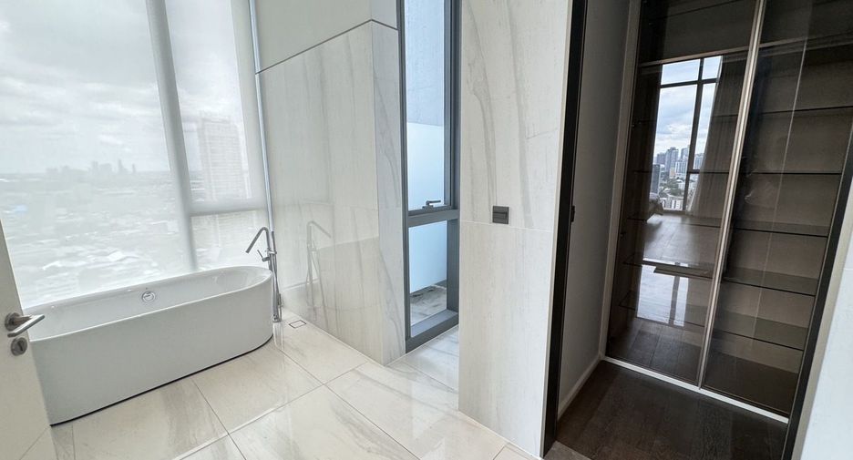 For rent 4 bedrooms condo in Khlong Toei, Bangkok