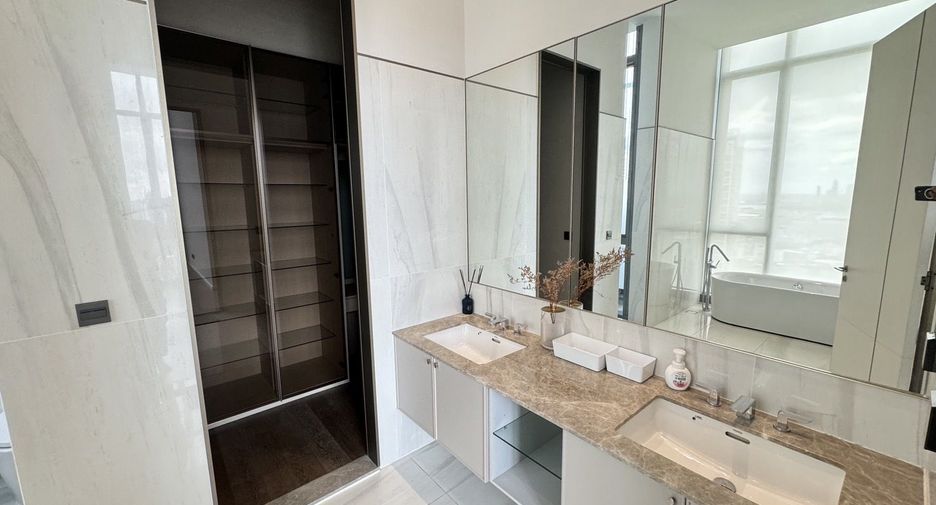 For rent 4 bedrooms condo in Khlong Toei, Bangkok