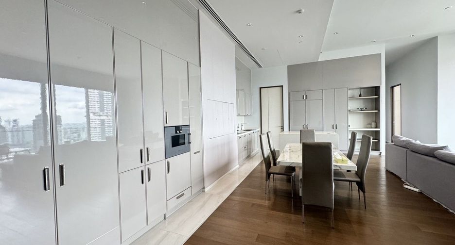For rent 4 bedrooms condo in Khlong Toei, Bangkok