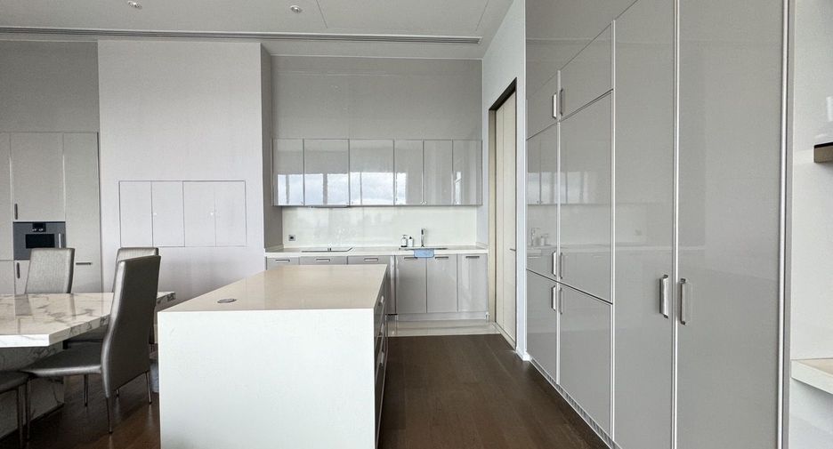For rent 4 bedrooms condo in Khlong Toei, Bangkok