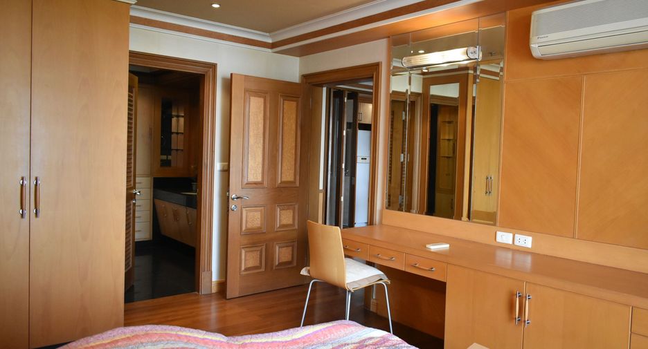 For rent 2 bedrooms condo in Pathum Wan, Bangkok