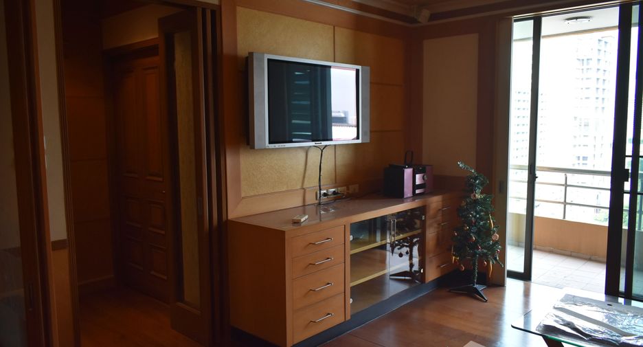 For rent 2 bedrooms condo in Pathum Wan, Bangkok