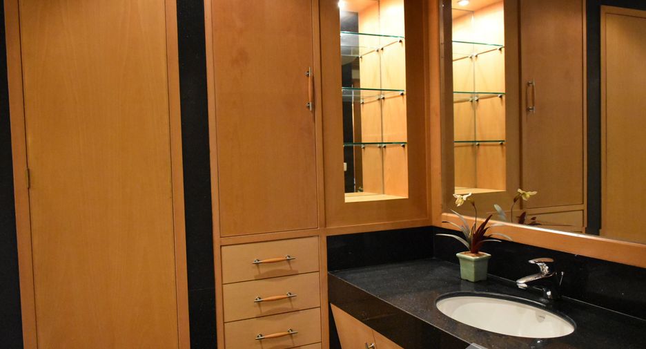 For rent 2 bedrooms condo in Pathum Wan, Bangkok