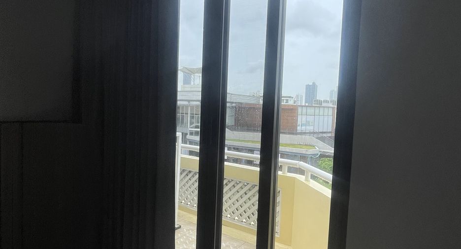 For rent 3 bedrooms apartment in Watthana, Bangkok