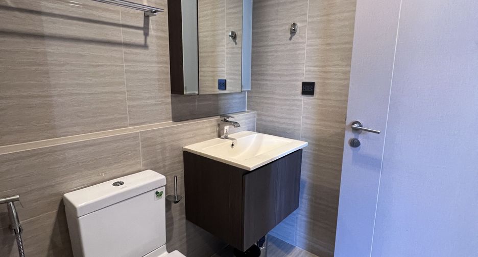 For rent 2 bedrooms condo in Huai Khwang, Bangkok