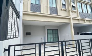 Casa adosada en alquiler de 3 habitaciones en Bang Phli, Samut Prakan