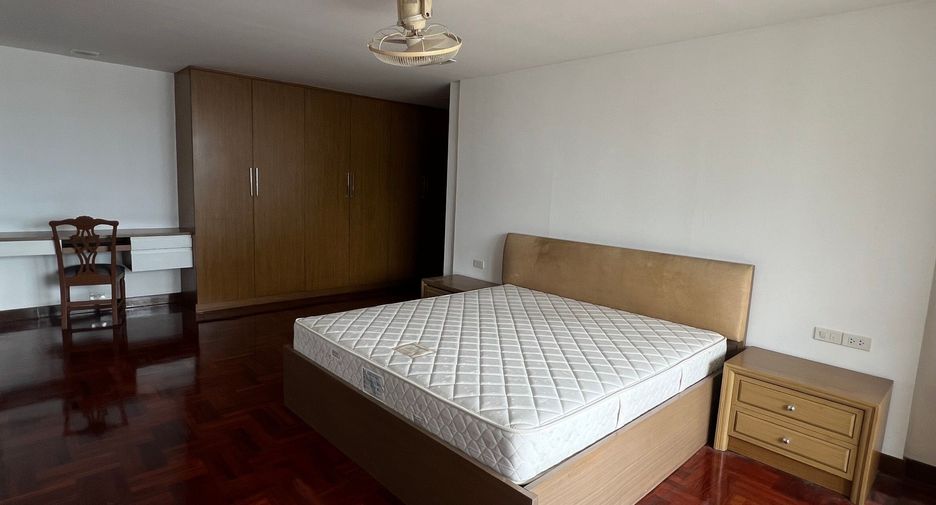 For rent 4 bedrooms apartment in Khlong Toei, Bangkok