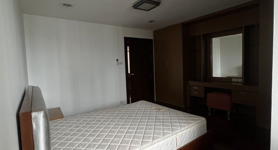 For rent 4 bedrooms apartment in Khlong Toei, Bangkok