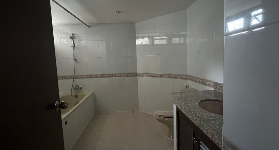 For rent 4 bedrooms apartment in Khlong Toei, Bangkok
