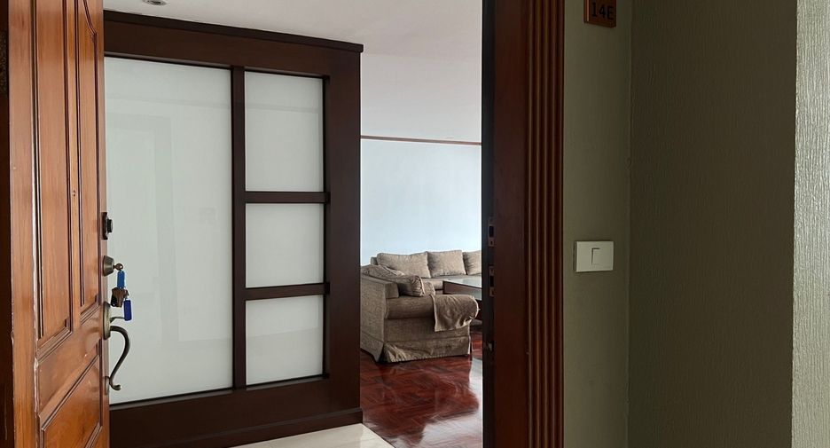 For rent 4 bedrooms apartment in Khlong Toei, Bangkok