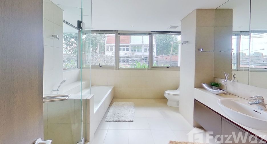 For rent 3 bedrooms condo in Pathum Wan, Bangkok