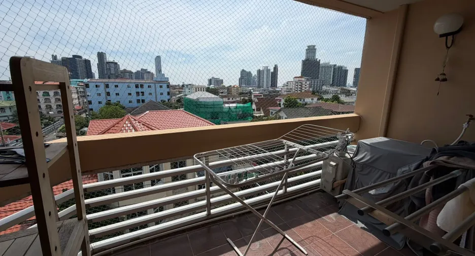 For rent 3 bedrooms condo in Watthana, Bangkok