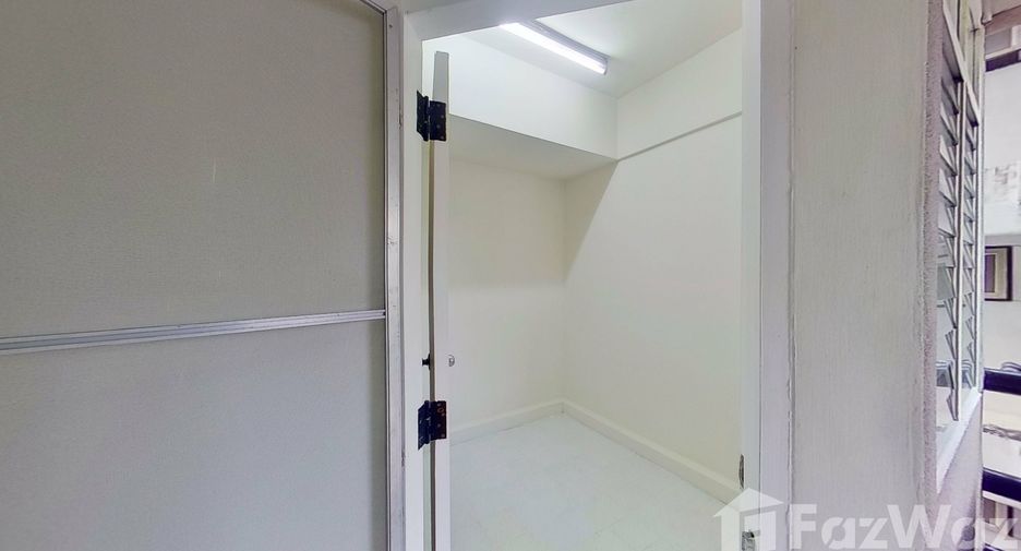 For rent 4 bedrooms condo in Khlong Toei, Bangkok