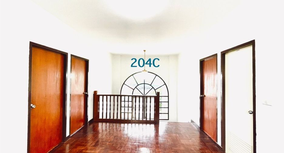 For rent 4 bedrooms house in Wang Thonglang, Bangkok