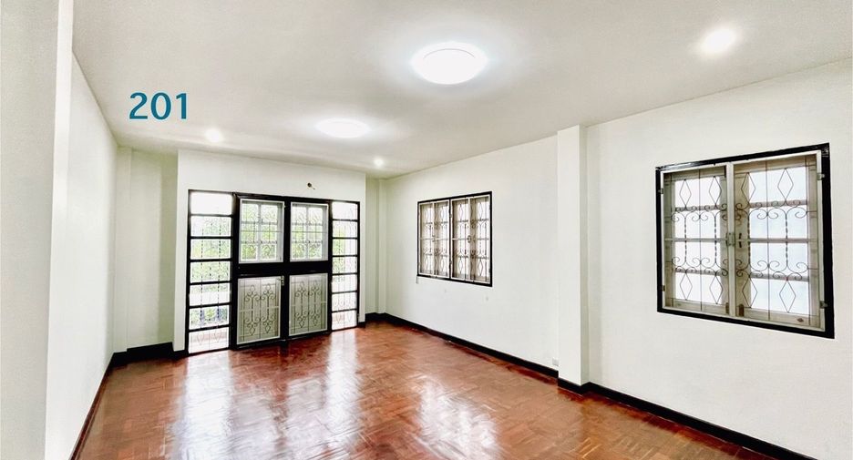 For rent 4 bedrooms house in Wang Thonglang, Bangkok
