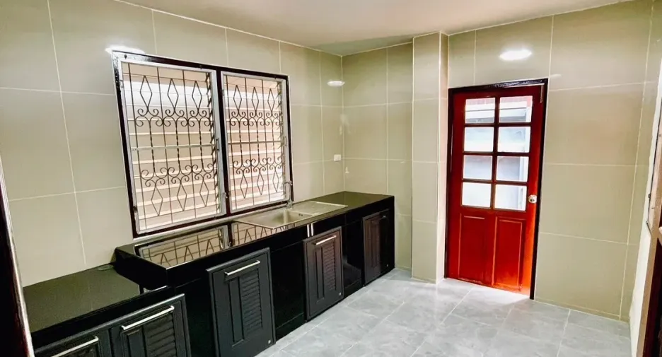 For rent 4 bedrooms house in Wang Thonglang, Bangkok