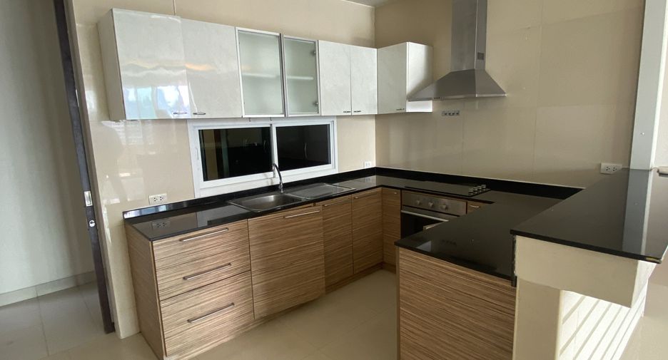 For rent 3 bedrooms apartment in Watthana, Bangkok