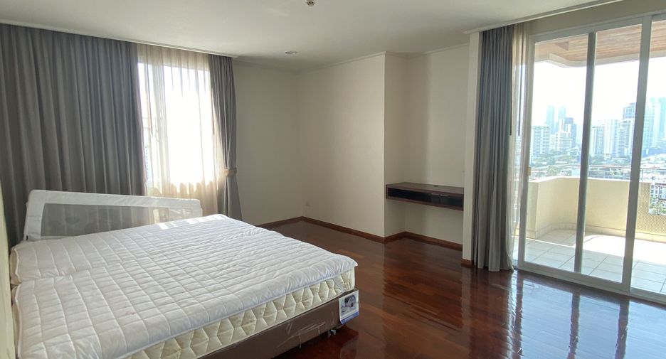 For rent 3 bedrooms apartment in Watthana, Bangkok