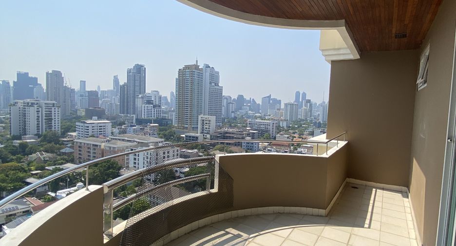 For rent 3 bedrooms apartment in Watthana, Bangkok