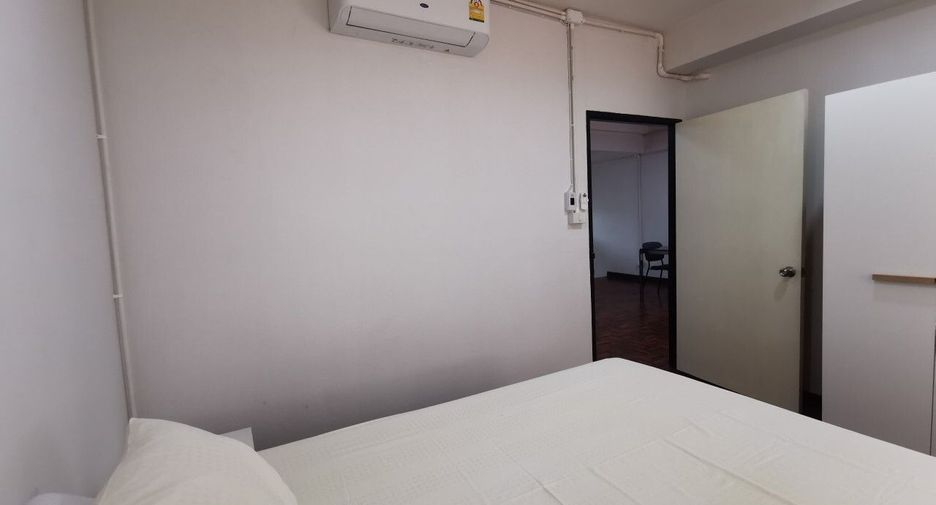For rent 2 bedrooms condo in Huai Khwang, Bangkok