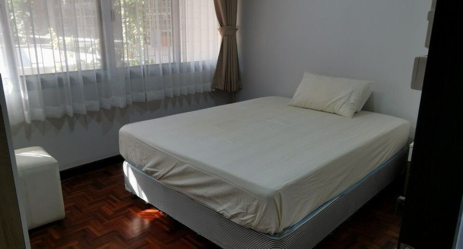 For rent 2 bedrooms condo in Huai Khwang, Bangkok