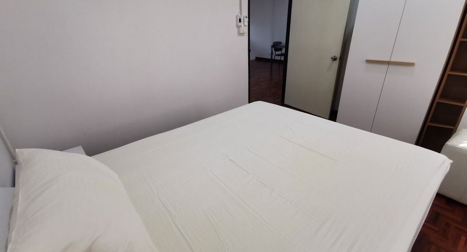 For rent 2 bedrooms condo in Huai Khwang, Bangkok