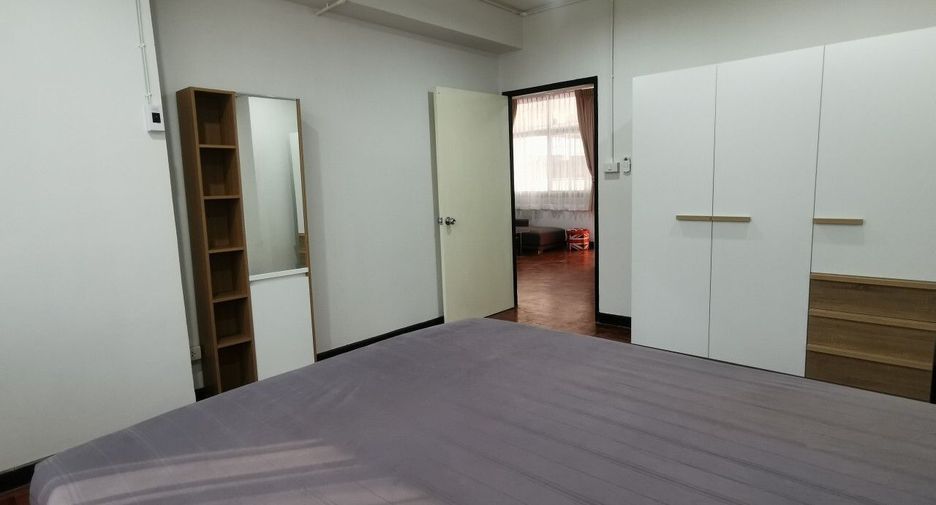 For rent 2 bedrooms condo in Huai Khwang, Bangkok