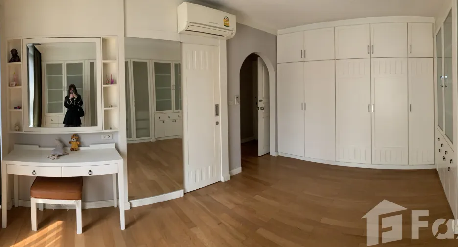 For rent 2 bedrooms condo in Pathum Wan, Bangkok