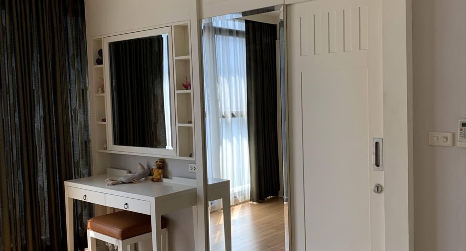 For rent 2 bedrooms condo in Pathum Wan, Bangkok