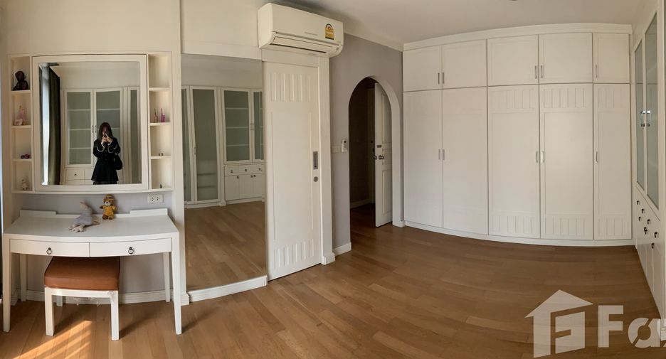 For rent 2 bedrooms condo in Pathum Wan, Bangkok