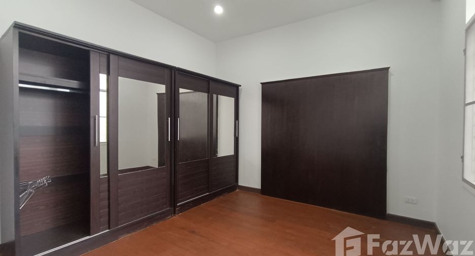 For rent 3 bedrooms house in Watthana, Bangkok