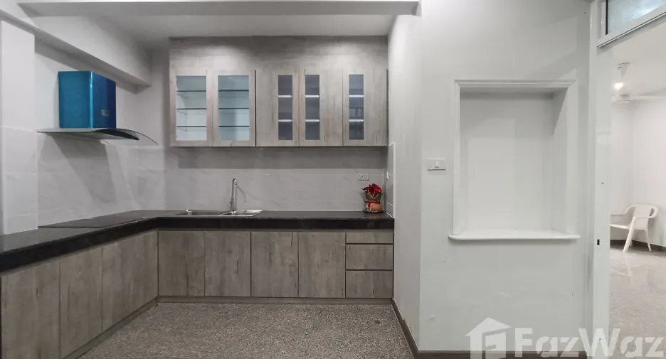 For rent 3 bedrooms house in Watthana, Bangkok