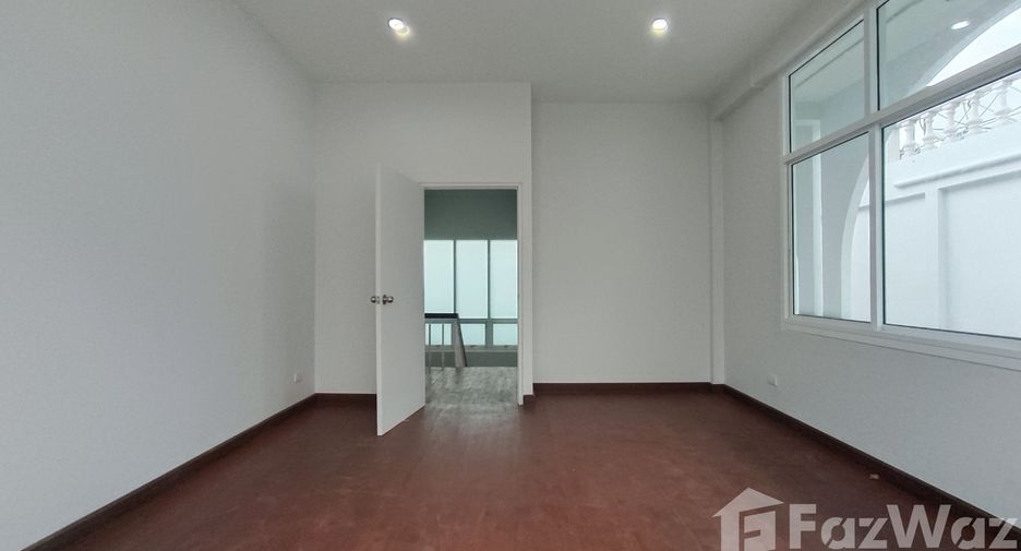 For rent 3 bedrooms house in Watthana, Bangkok