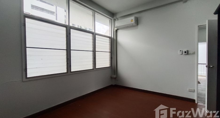 For rent 3 bedrooms house in Watthana, Bangkok