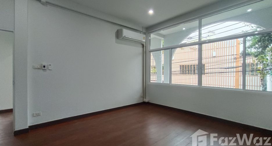 For rent 3 bedrooms house in Watthana, Bangkok