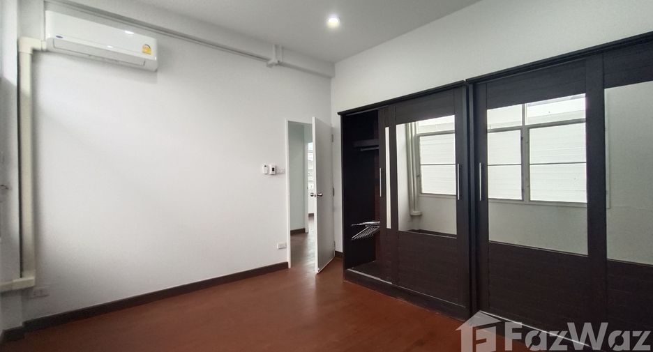 For rent 3 bedrooms house in Watthana, Bangkok