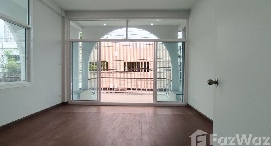 For rent 3 bedrooms house in Watthana, Bangkok